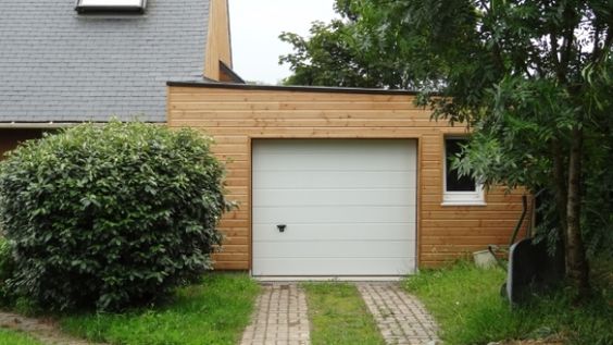 Garage ossature bois avec bardage douglas © Haas Edification Garage ossature bois avec bardage douglas © Haas Edification