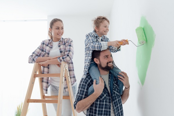 Une famille repeint les murs intérieurs de leur maison