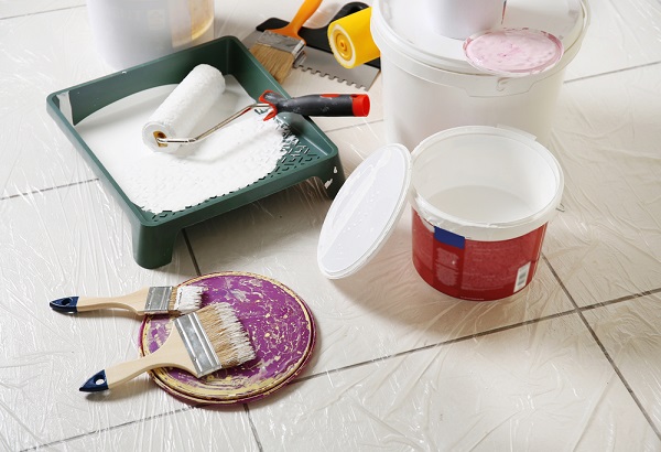 Rouleau de peinture et outils de peintre